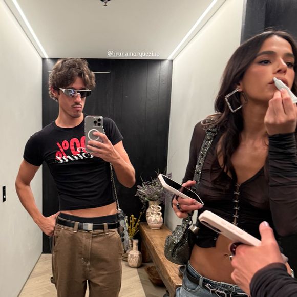 Bruna Marquezine deixou a barriga chapada à mostra e roubou a cena
