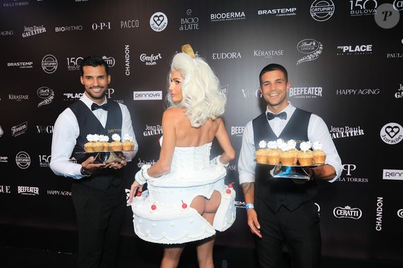 Deborah Secco ainda apostou em um segundo look e surgiu fantasiada de bolo no Baile da Vogue 2025