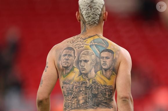 Richarlison eternizou na pele a admiração por seus ídolos do futebol, incluindo Neymar e Ronaldo Fenômeno, além de ter uma tatuagem do próprio rosto nas costas. Na infância, o atacante do Tottenham Hotspur chegou a imitar o moicano loiro de Neymar e usar a camisa do craque do Santos, que era sua principal referência antes de conquistar o sonho de jogar profissionalmente