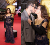 Fernanda Marques, a Bruna de 'Quem Ama Cuida', ganha beijão de José Loreto e exibe vestido sexy transparente com flores 3D e corset à mostra em Gramado
