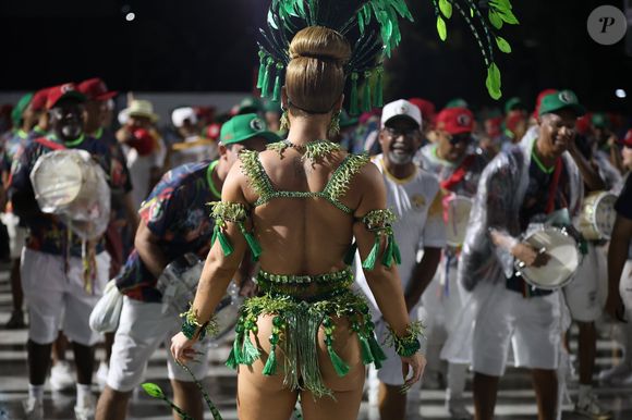 Virgínia estreia como rainha de bateria no Carnaval do Rio em 17 de fevereiro de 2026