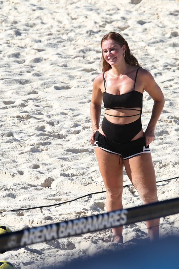 Paolla Oliveira foi fotografada em praia do Rio em manhã de bastante calor