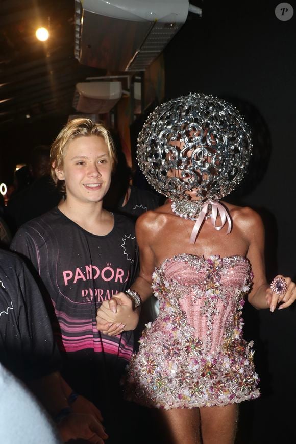 Filho de Adriane Galisteu, Vittorio foi fotografado com a mãe no Carnaval do Rio de Janeiro