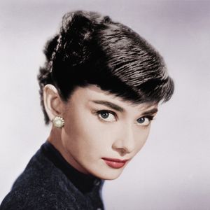 O corte de cabelo curtinho que ela usou em A Princesa e o Plebeu virou tendência e simbolizava uma mulher moderna e independente.