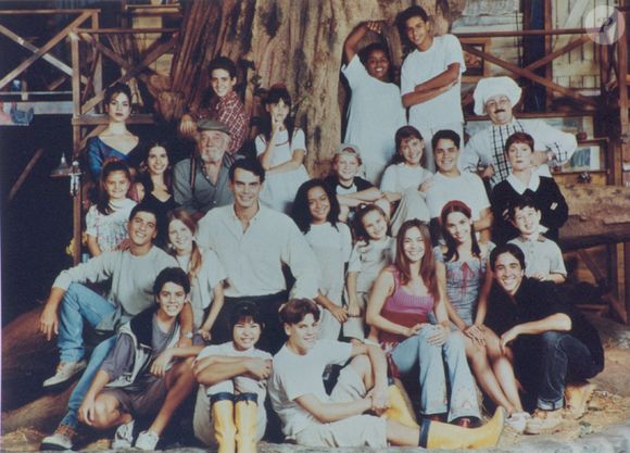 Debora Falabella posa com elenco de 'Chiquititas'