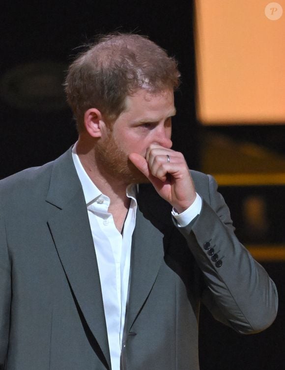 Príncipe Harry relatou que teve dificuldades para voltar a chorar após o funeral da mãe, a princesa Diana, e falou sobre o impacto emocional dessa experiência