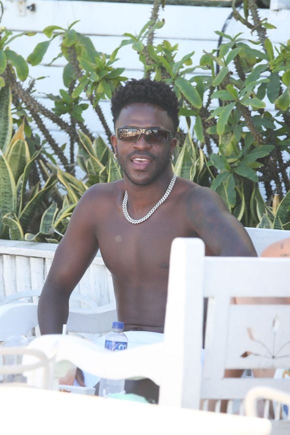 Vini Jr. virou assunto nas redes após aparecer com um novo visual. O dermatologista responsável afirmou que o jogador fez uma naturalização facial. Entenda a diferença para a harmonização