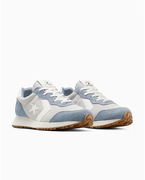 Inspirado nos anos 80, o Omega Trainer aposta em linhas limpas e em um tom de azul suave que remete a ambientes claros, tranquilos e acolhedores
