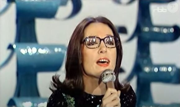 Nana Mouskouri, hoje com 90 anos, vendeu os direitos da música para a Netflix em 2023, permitindo seu uso na produção. E a aposta valeu a pena: a versão alemã de "Quand tu chantes" já acumula 36 milhões de ouvintes no Spotify, dando um novo fôlego ao repertório da lendária cantora grega.