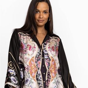 Um modelo que lembra o da ex-sister do BBB 20 é da marca Johnny Was: Blusa de Seda Peda, com estampa floral marcante, gola mandarim e mangas largas na altura da pulseira, disponível no site por R$ 395