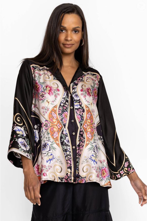 Um modelo que lembra o da ex-sister do BBB 20 é da marca Johnny Was: Blusa de Seda Peda, com estampa floral marcante, gola mandarim e mangas largas na altura da pulseira, disponível no site por R$ 395