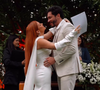 Para o casamento civil com Eliezer, Viih Tube escolheu um vestido de cetim com decote tomara que caia e luvas. O look foi criado especialmente para a influenciadora