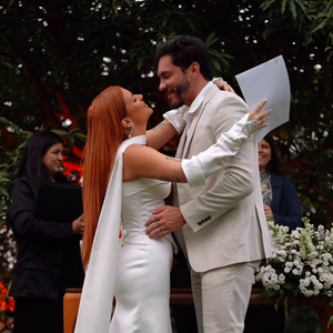 Para o casamento civil com Eliezer, Viih Tube escolheu um vestido de cetim com decote tomara que caia e luvas. O look foi criado especialmente para a influenciadora