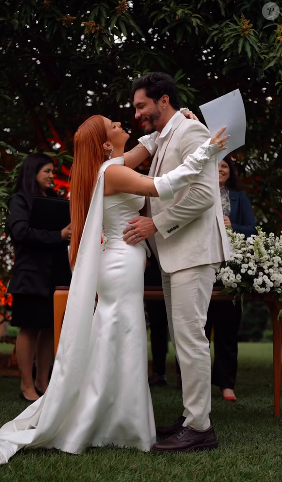 Para o casamento civil com Eliezer, Viih Tube escolheu um vestido de cetim com decote tomara que caia e luvas. O look foi criado especialmente para a influenciadora