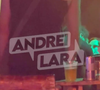 Em determinado momento, Danilo Mesquita se dirige à Anitta, que está sentada, e dá um beijo romântico na cantora