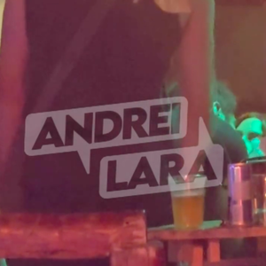 Em determinado momento, Danilo Mesquita se dirige à Anitta, que está sentada, e dá um beijo romântico na cantora