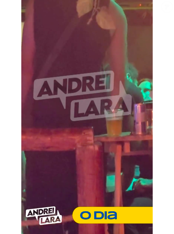 Em determinado momento, Danilo Mesquita se dirige à Anitta, que está sentada, e dá um beijo romântico na cantora
