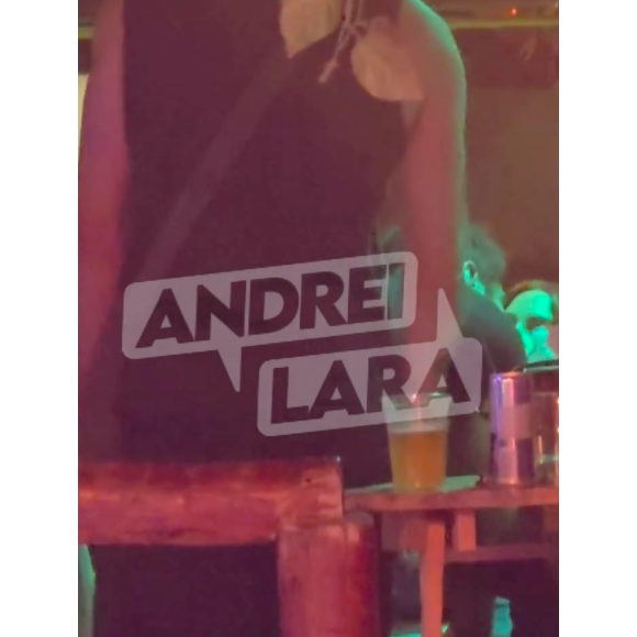 Em determinado momento, Danilo Mesquita se dirige à Anitta, que está sentada, e dá um beijo romântico na cantora