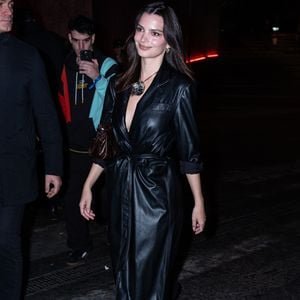 Emily Ratajkowski apostou em um sobretudo de couro longo com Speedcat preto, criando um contraste moderno que vai do dia à noite