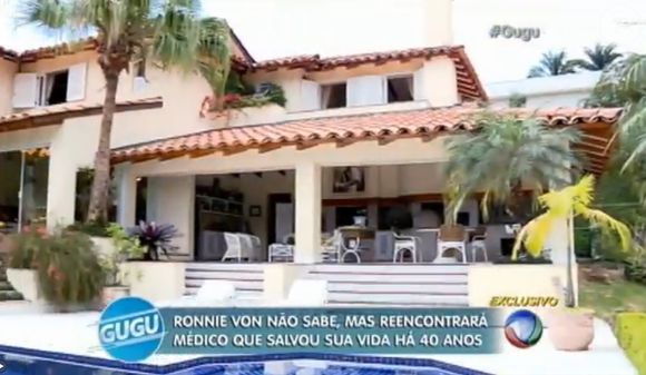Ronnie Von tem em sua casa espaço para fogão de lenha e uma confortável piscina