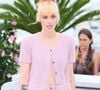 Kristen Stewart também usou um look monocromático da mesma cor — que quase quebrou uma das novas regras de moda do festival.