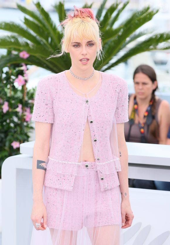 Kristen Stewart também usou um look monocromático da mesma cor — que quase quebrou uma das novas regras de moda do festival.