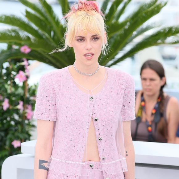 Kristen Stewart também usou um look monocromático da mesma cor — que quase quebrou uma das novas regras de moda do festival.