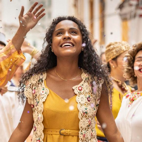 Novela 'Garota do Momento': Beatriz (Duda Santos) estava com o cabelo cacheado, e sem tranças na história da Globo.