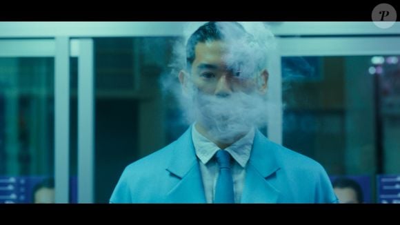 Pouco depois, um homem surge denominado como o 'Vapor Humano' e se diz responsável pela morte, instaurando um caos entre os presentes