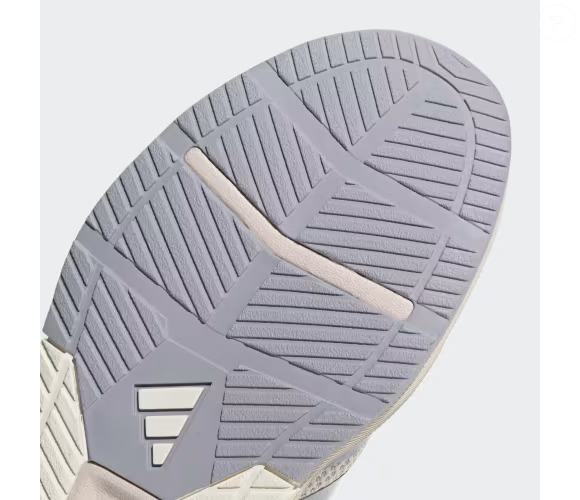 O solado com padrão multidirecional faz parte da construção do Dropset Base, da Adidas. De acordo com a descrição da marca, o recurso foi pensado para ajudar a manter a estabilidade e o controle durante movimentos explosivos e levantamentos pesados, características relacionadas à proposta do tênis para exercícios de força.
