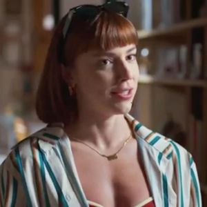 Solange (Alice Wegmann) descobre que Maria de Fátima (Bela Campos) e filha de Raquel (Taís Araújo) na novela Vale Tudo