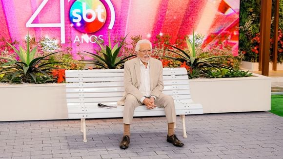 Carlos Alberto de Nóbrega, 90 anos e mais de 7 décadas de carreira, afasta desejo de aposentadoria: 'O dia que me tirarem 'A Praça é Nossa', acabou minha vida. Eu vivo por ela, é a minha vida'
