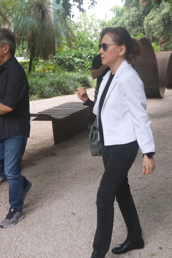 Corpo de Dennis Carvalho foi velado por Natália do Vale