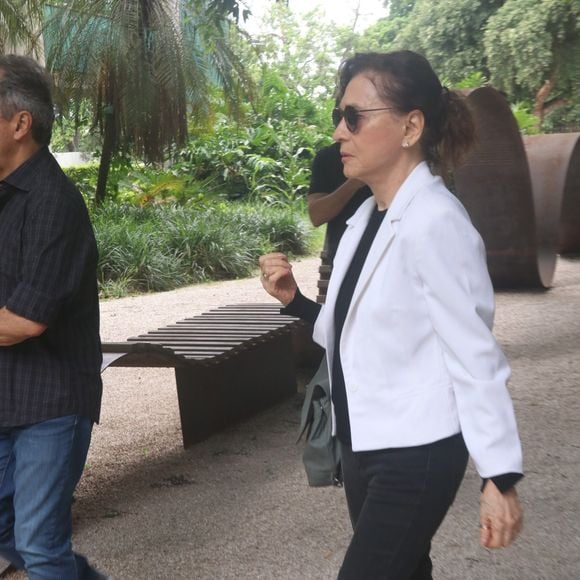 Corpo de Dennis Carvalho foi velado por Natália do Vale