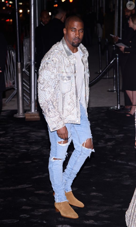 Kanye West namora Bianca Censori, que foi pelada no Grammy 2025