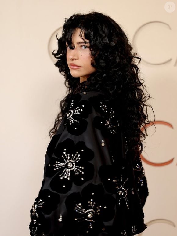 Quando o assunto são os cachos, existe um corte perfeito para defini-los e proporcionar movimento e volume natural: o curly shag. O corte combina diferentes comprimentos por meio de camadas, distribuindo o volume e criando uma silhueta mais leve e dinâmica