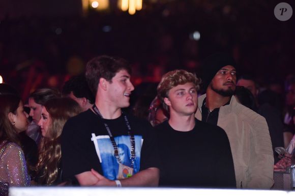 Depois da chegada, Benício e Eva foram para frente do palco onde curtiram um show de Matuê