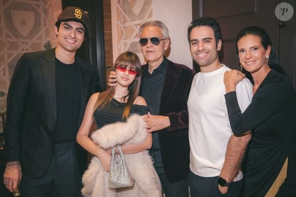 O tenor Andrea Bocelli com os três filhos, Amos, Matteo e Virginia, e a esposa Veronica Berti
