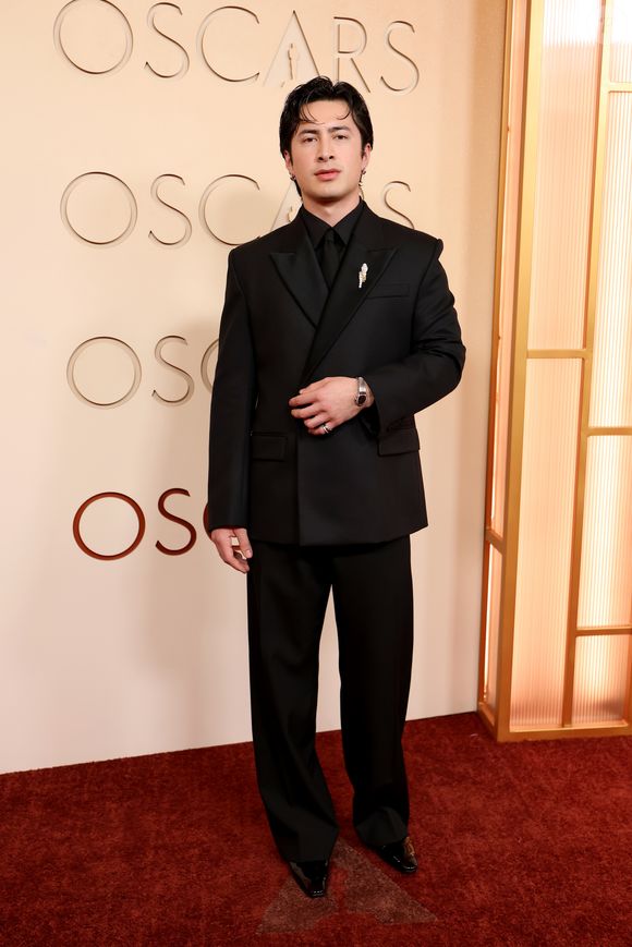 Oscar 2026: Hudson Williams foi eleito o homem mais bem vestido da noite pela The Cut