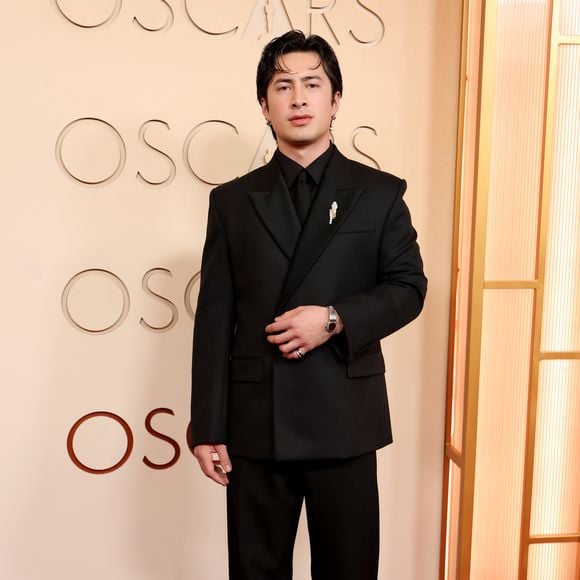 Oscar 2026: Hudson Williams foi eleito o homem mais bem vestido da noite pela The Cut