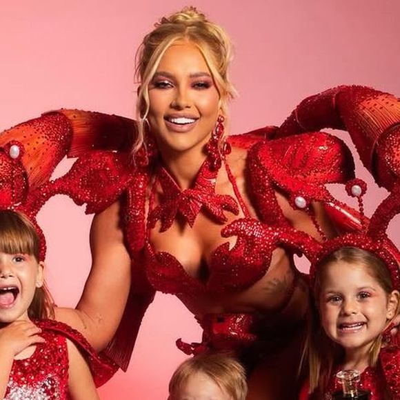 Virginia Fonseca combinou looks de Carnaval com os três filhos às vésperas da estreia oficial como rainha de bateria da Grande Rio