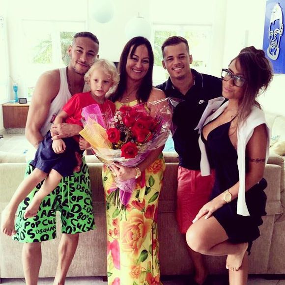 Nadine Gonçalves é mãe de Neymar e Rafaella Santos, que aparecem nesta foto antiga