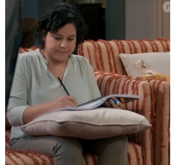 Claudia (Lorrana Moussinho) é comparsa de Rogério (Eduardo Moscovis) na novela Três Graças