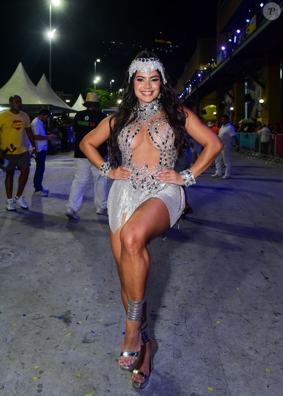 A ex-BBB Fernanda Bande é musa do Salgueiro