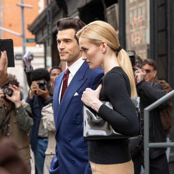 Romance de John F. Kennedy Jr. e Carolyn Bessette volta aos holofotes com desfecho da série 'História de Amor' no Disney+ nesta sexta-feira (27)