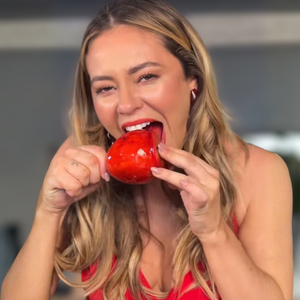 Os novos tênis Adidas na cor maçã do amor com detalhes em bege são os favoritos das garotas mais estilosas: eles vão substituir seus mocassins