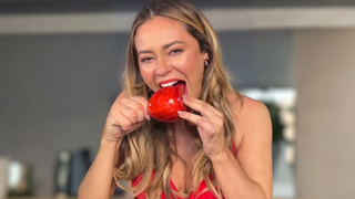 Os novos tênis Adidas na cor maçã do amor com detalhes em canela são os favoritos das garotas mais estilosas: eles vão substituir seus mocassins