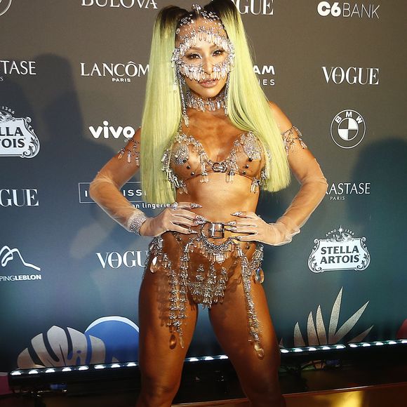 No Baile da Vogue 2020, com tema Surrealismo Tropical, Sabrina Sato brilhou ao usar e abusar das pedrinhas, mostrando como elas são tendência