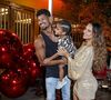 Viviane Araújo e o marido, Guilherme Militão, brincam com o filho, Joaquim, na festa da atriz