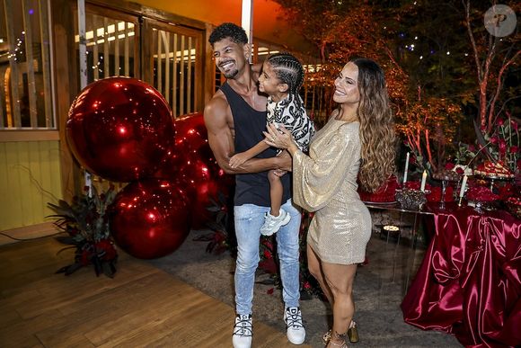 Viviane Araújo e o marido, Guilherme Militão, brincam com o filho, Joaquim, na festa da atriz